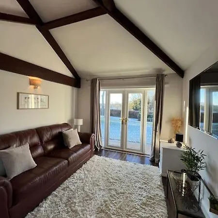 Semesterbostad Garden Cottage, Maryholme *